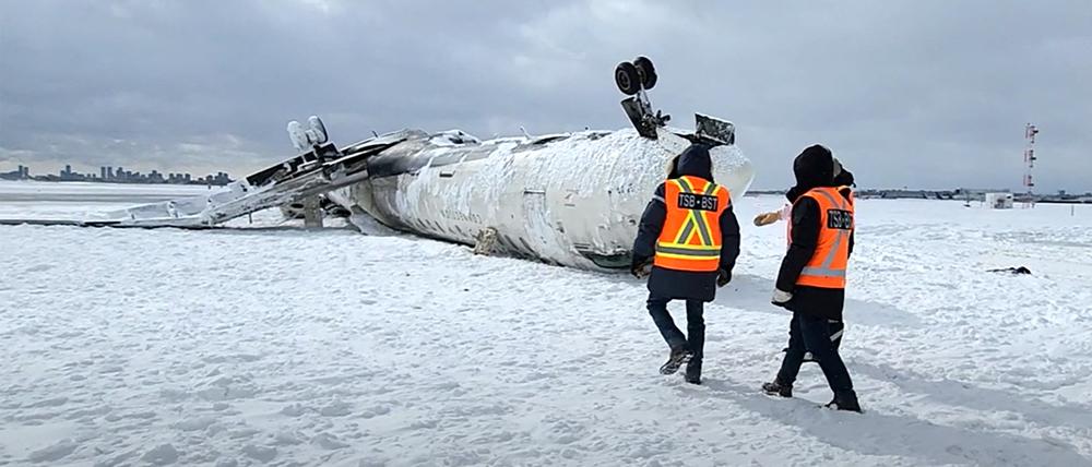 Das Flugzeug von Delta-Airlines liegt umgedreht auf dem Flughafen Toronto.