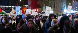Demonstranten ziehen durch Neukölln bei einem Gedenkmarsch an den rassistischen Anschlag in Hanau vor fünf Jahren. 