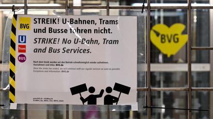 Berlin: Ein Schild ·Streik. U-Bahnen, Busse und Trams fahren nicht.