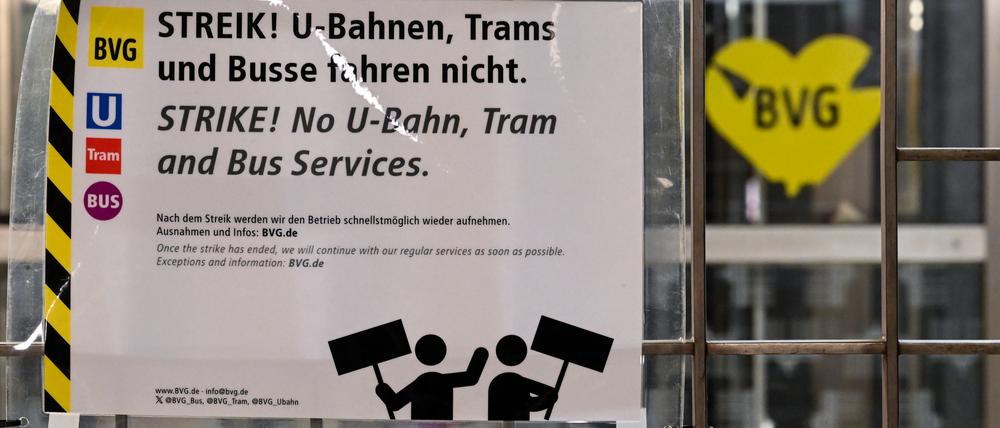 Berlin: Ein Schild ·Streik. U-Bahnen, Busse und Trams fahren nicht.