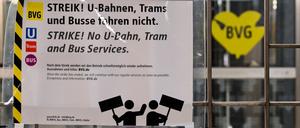 Berlin: Ein Schild ·Streik. U-Bahnen, Busse und Trams fahren nicht.