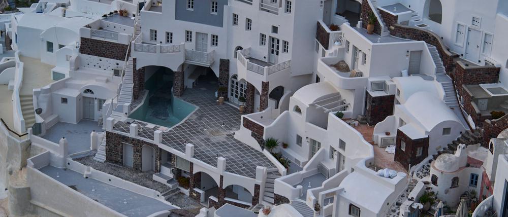 Santorini ist eine beliebte Urlaubsinsel. Seit Wochen bebt dort die Erde. (Archivbild)