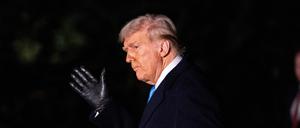 U.S. President Donald Trump arrives at the White House in Washington, D.C., U.S., February 19, 2025. REUTERS/Nathan Howard