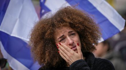 Weinende Frau auf dem Platz der Geiseln in Tel Aviv. 