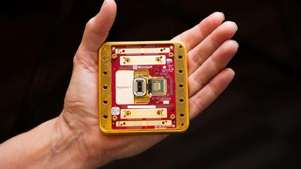 Eine Hand hält den neuen Chip von Microsoft „Majorana 1“ für einen Quantencomputer.