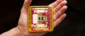 Eine Hand hält den neuen Chip von Microsoft „Majorana 1“ für einen Quantencomputer.
