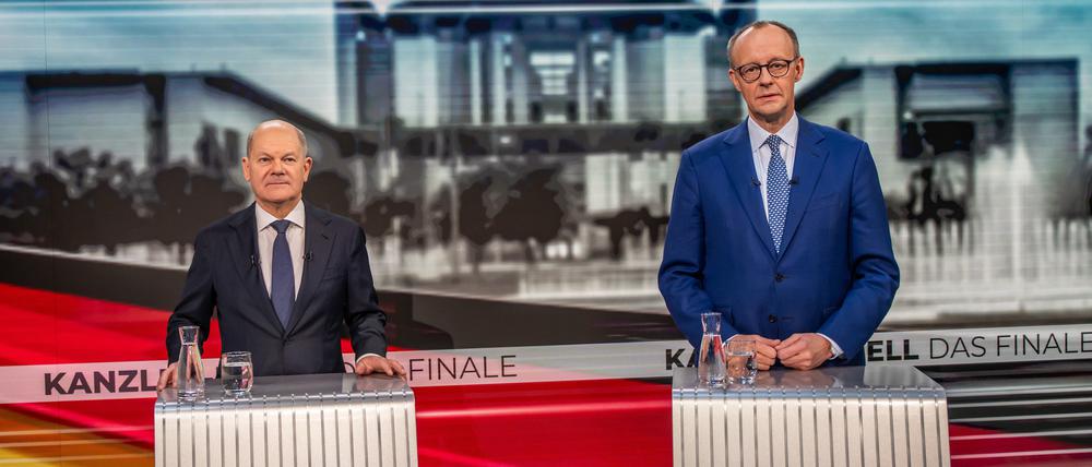Bundeskanzler Olaf Scholz (l, SPD) steht neben Friedrich Merz, Unions Kanzlerkandidat und CDU Bundesvorsitzender, beim letzten TV-Duell vor der Bundestagswahl bei Welt TV und Bild.
