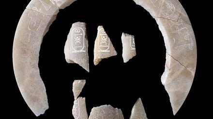 Artefakte, die bei der archäologischen Ausgrabung des Grabes von König Thutmosis II. in Luxor, Südägypten, gefunden wurden. Die Entdeckung des Grabes von König Thutmosis II. ist die erste königliche Bestattung seit der berühmten Entdeckung des Grabes von Tutanchamun im Jahr 1922, so die ägyptische Altertümerverwaltung.