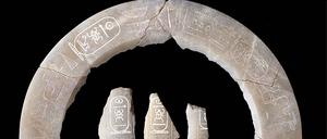 Artefakte, die bei der archäologischen Ausgrabung des Grabes von König Thutmosis II. in Luxor, Südägypten, gefunden wurden. Die Entdeckung des Grabes von König Thutmosis II. ist die erste königliche Bestattung seit der berühmten Entdeckung des Grabes von Tutanchamun im Jahr 1922, so die ägyptische Altertümerverwaltung.