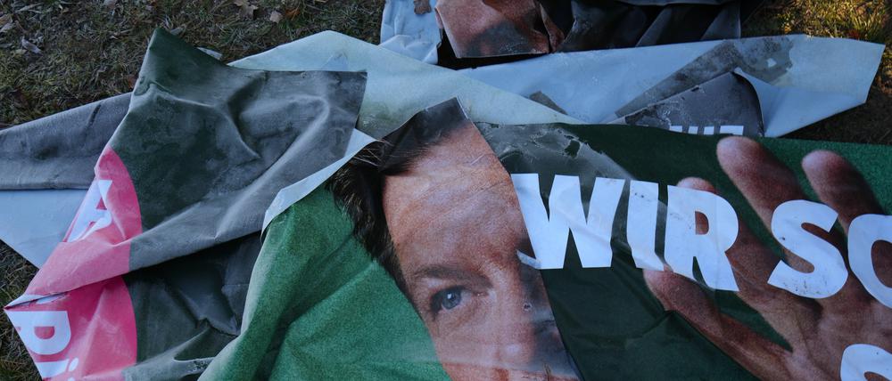 Ein beschädigtes Grünen-Wahlplakat mit dem Bild von Robert Habeck (Symbolbild)