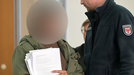 Die Frau mit südafrikanischer Staatsbürgerschaft soll einen Wachmann mit syrischer Staatsangehörigkeit am 30. Mai 2024 mit einem Messer so schwer verletzt haben, dass dieser später in einer Klinik starb. 