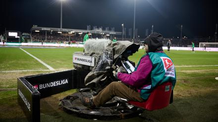 Bei ARD und ZDF wird vor allem für Fußball-Übertragungen viel Geld ausgegeben.