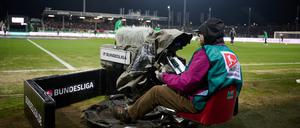 Bei ARD und ZDF wird vor allem für Fußball-Übertragungen viel Geld ausgegeben.