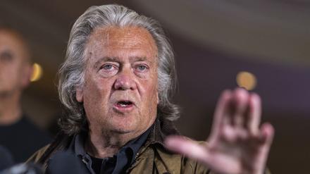 Steve Bannon, einstiger Chefstratege von Ex-US-Präsident Donald Trump, spricht während einer Pressekonferenz (Archivbild).