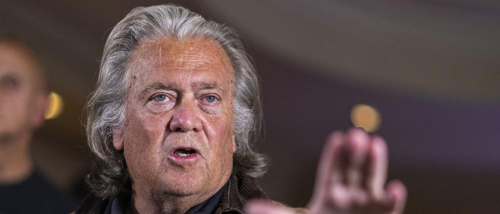 Steve Bannon, einstiger Chefstratege von Ex-US-Präsident Donald Trump, spricht während einer Pressekonferenz (Archivbild).