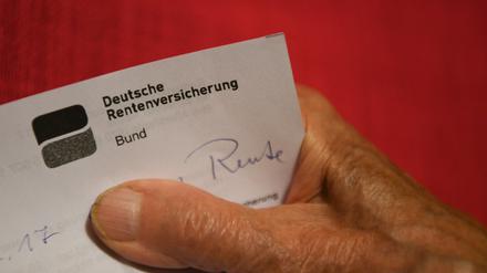 Viele Menschen sorgen laut einer Umfrage des Verbraucherportals Finanztip nicht ausreichend für die Rente vor.