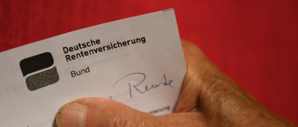 Viele Menschen sorgen laut einer Umfrage des Verbraucherportals Finanztip nicht ausreichend für die Rente vor.