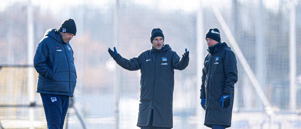 Herthas neue Mitte. Stefan Leitl zwischen Torwarttrainer Andreas Menger (links) und Co-Trainer Armin Reutershahn.