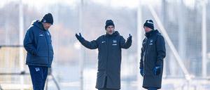 Herthas neue Mitte. Stefan Leitl zwischen Torwarttrainer Andreas Menger (links) und Co-Trainer Armin Reutershahn. 