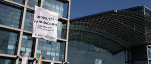 Mehrere Aktivisten kletterten am Donnerstag an der Fassade des Hauptbahnhof hoch.