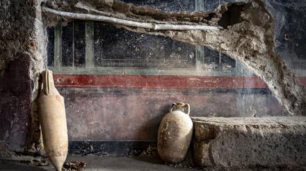 Blick in das Peristyl des Frigidariums im freigelegten Badehaus des großen Privathauses in Pompeji, das kürzlich ausgegraben wurde. Deutlich ist die Wasserleitung zu sehen. Die Gefäße stehen so, wie sie 79 n. Chr. standen, als der Vesuv ausbrach.