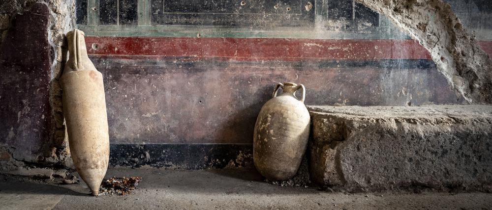 Blick in das Peristyl des Frigidariums im freigelegten Badehaus des großen Privathauses in Pompeji, das kürzlich ausgegraben wurde. Deutlich ist die Wasserleitung zu sehen. Die Gefäße stehen so, wie sie 79 n. Chr. standen, als der Vesuv ausbrach.