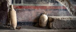 Blick in das Peristyl des Frigidariums im freigelegten Badehaus des großen Privathauses in Pompeji, das kürzlich ausgegraben wurde. Deutlich ist die Wasserleitung zu sehen. Die Gefäße stehen so, wie sie 79 n. Chr. standen, als der Vesuv ausbrach.