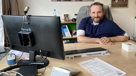 Der Allgemeinarzt Peter Münster kennt ein Primärärztesystem noch aus seiner Zeit als in Afghanistan stationierter Arzt. Das Foto an der Wand hinter ihm erinnert daran.  