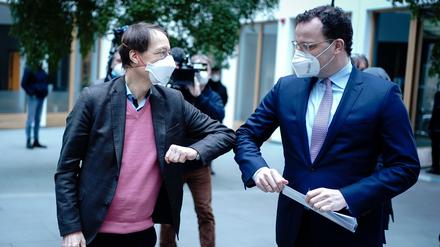 Jens Spahn (r, CDU), Bundesminister für Gesundheit, und der Bundestagsabgeordnete Karl Lauterbach (SPD) begrüßen sich zu Beginn einer Pressekonferenz.