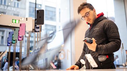Smartphone-Käufer in Deutschland achten nach einer Bitkom-Studie immer stärker auf KI-Funktionen des Gerätes.