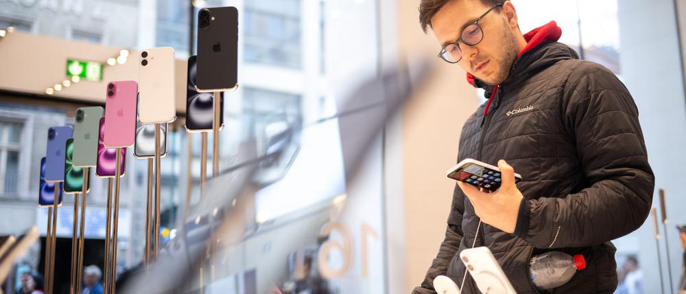 Smartphone-Käufer in Deutschland achten nach einer Bitkom-Studie immer stärker auf KI-Funktionen des Gerätes.