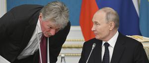 Kreml-Sprecher Dmitri Peskow neben dem russischen Präsidenten Wladimir Putin in der Präsidentenresidenz Akorda.