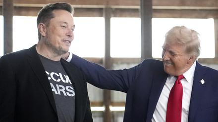 Elon Musk und der jetzige US-Präsident Donald Trump nehmen an einer Wahlkampfveranstaltung bei der Butler Farm Show teil. 