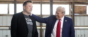 Elon Musk und der jetzige US-Präsident Donald Trump nehmen an einer Wahlkampfveranstaltung bei der Butler Farm Show teil. 