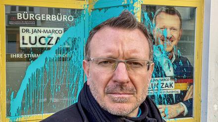 Jan-Marco Luczak vor seinem beschmierten Büro. 