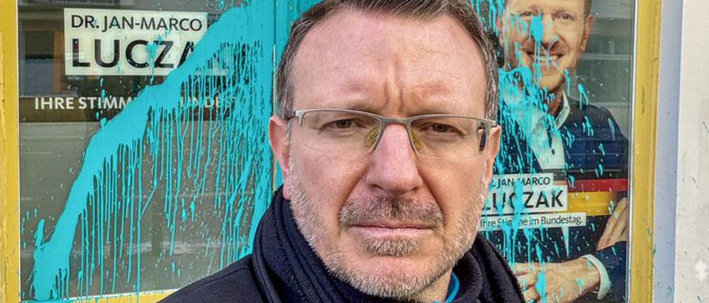 Jan-Marco Luczak vor seinem beschmierten Büro.