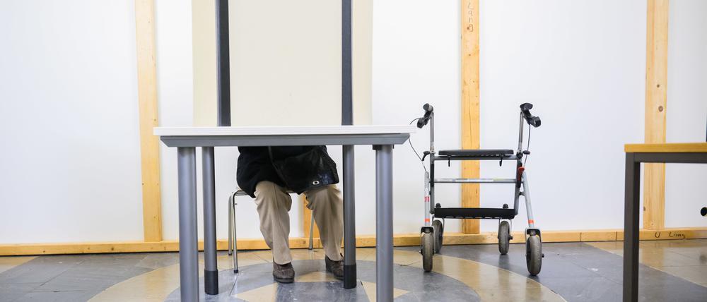 Eine Frau gibt in einer Wahlkabine der Briefwahlstelle im Neuen Rathaus in Hannover ihre Stimme für die Bundestagswahl 2025 ab.