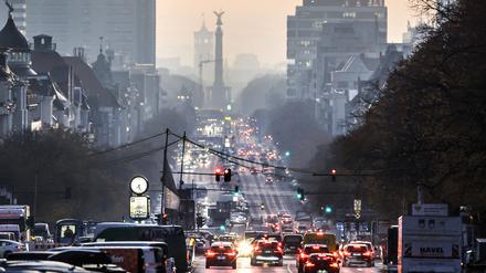 Im Nebel verhangen zeigen sich die Wahrzeichen Berlins am stark befahrenen Kaiserdamm und Bismarckstraße zum morgendlichen Berufsverkehr