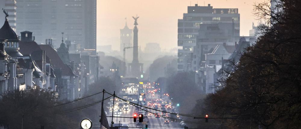 Im Nebel verhangen zeigen sich die Wahrzeichen Berlins am stark befahrenen Kaiserdamm und Bismarckstraße zum morgendlichen Berufsverkehr