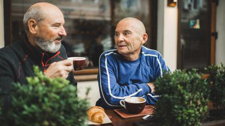 Reden hilft. Zwei Senioren sitzen im Café und tauschen sich aus. (Symbolbild)