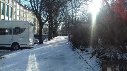 Vereister Gehweg am Humannplatz in Prenzlauer Berg.