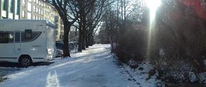 Vereister Gehweg am Humannplatz in Prenzlauer Berg.