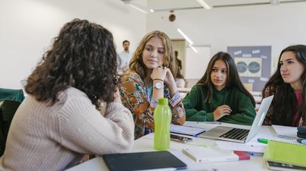 Eine Gruppe von Mädchen im Unterricht: Bei den letzten Europawahlen durften man in Deutschland schon ab 16 wählen. Für die Bundestagswahl gilt das aber nicht.