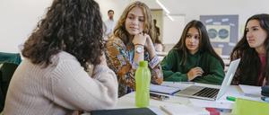 Eine Gruppe von Mädchen im Unterricht: Bei den letzten Europawahlen durften man in Deutschland schon ab 16 wählen. Für die Bundestagswahl gilt das aber nicht.