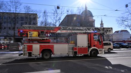 Potsdam: Ein Feuerwehrfahrzeug im Einsatz. (Symbolbild)