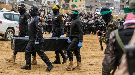 Am Donnerstag übergaben Terroristen der Hamas vier Särge an das Rote Kreuz – umgeben von einer jubelnden Menschenmenge.