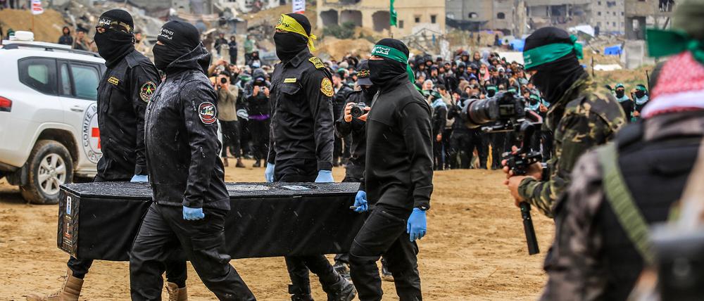 Am Donnerstag übergaben Terroristen der Hamas vier Särge an das Rote Kreuz – umgeben von einer jubelnden Menschenmenge.