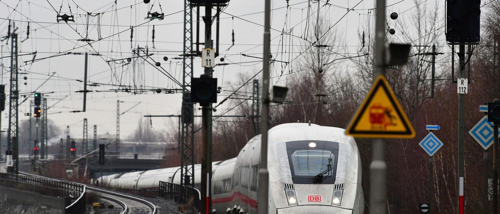 In Deutschland können Zugreisende künftig mit einem besseren Mobilfunk-Empfang rechnen.