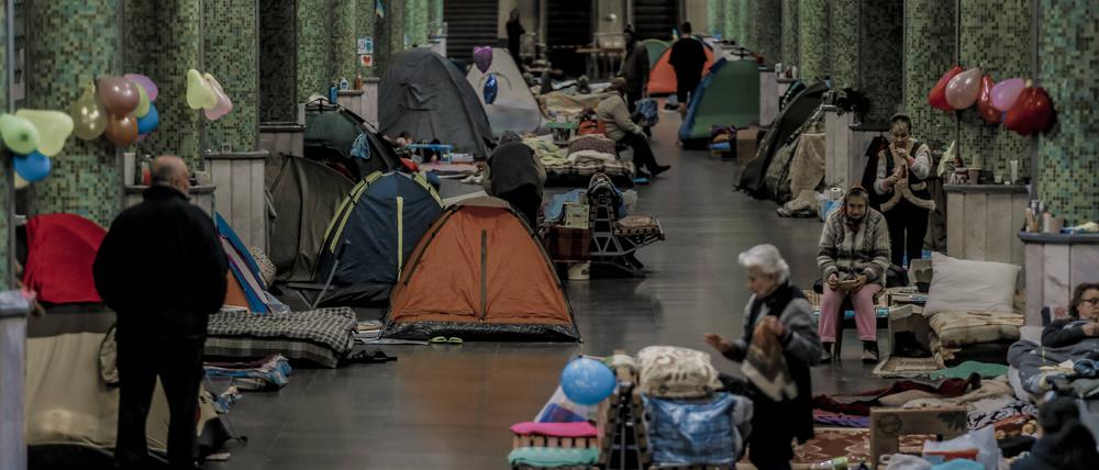 Seit dem Überfall Russlands auf die Ukraine suchen landesweit viele Menschen in U-Bahn-Stationen Schutz, hier in Charkiw.