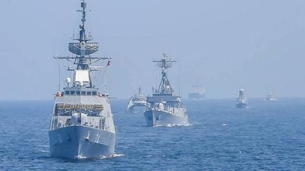 Chinesische, russische und iranische Kriegsschiffe bei einem Manöver.